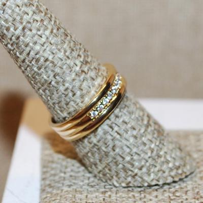 Size 8 Half Infinity Style Ring with Clear Stone Middle Inlay on a Gold Tone Band (4.1g)