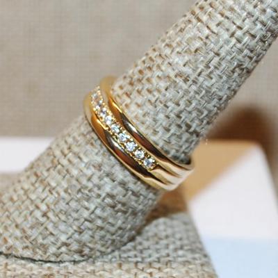 Size 8 Half Infinity Style Ring with Clear Stone Middle Inlay on a Gold Tone Band (4.1g)