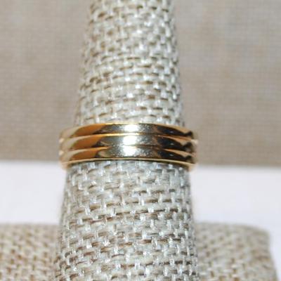 Size 8 Half Infinity Style Ring with Clear Stone Middle Inlay on a Gold Tone Band (4.1g)