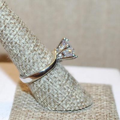 Size 8 Marked .925 Highrise 6 Prong Round Clear Stone Ring on an Overlap Silver Band (4.8g)