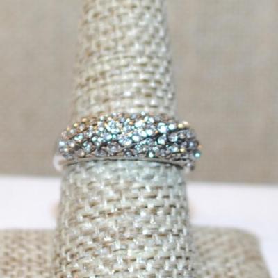 Size 8 Curved Setting Ring with "Waves" of Small Accent Stones on a Silver Tone Band (4.5g)
