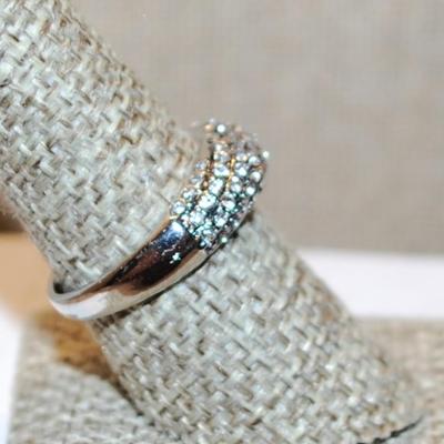 Size 8 Curved Setting Ring with "Waves" of Small Accent Stones on a Silver Tone Band (4.5g)