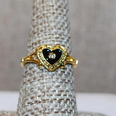 Size 8 Single Small Clear Center Stone Ring in a Black & Gold Heart Setting and Gold Tone Band (2.4g)