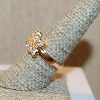 Size 8 Double Rows Clear Angled Marquise Cut Stones Ring with a Rosy Gold Center Line on a Gold Tone Band (3.7g)