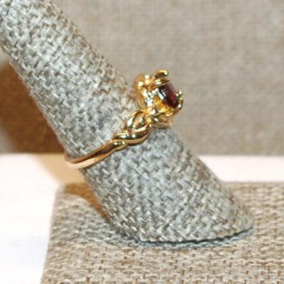 Size 8 Deep RED Round Stone Ring on a Twisted Sides Setting & Gold Tone Band (3.4g)