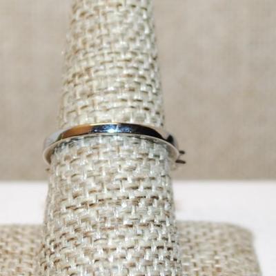 Size 8 Row of 7 Clear Stones Ring on a No-Accents Silver Tone Band (2.5g)