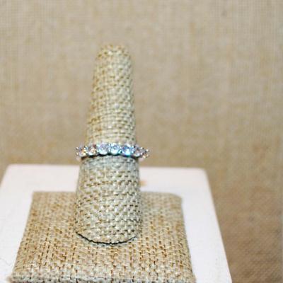 Size 8 Row of 7 Clear Stones Ring on a No-Accents Silver Tone Band (2.5g)