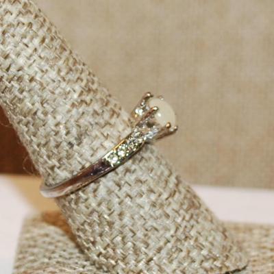 Size 8 Iridescent 6 Prong Pearl Style Ring with Side Accents on a Silver Tone Band (2.3g)