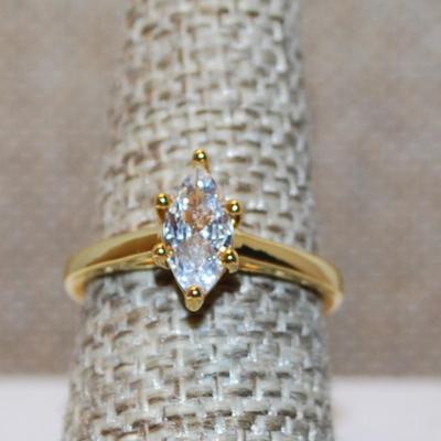 Size 8 Single Clear 6 Prong Marquise Cut Stone Ring on a Gold Tone Band (2.8g)