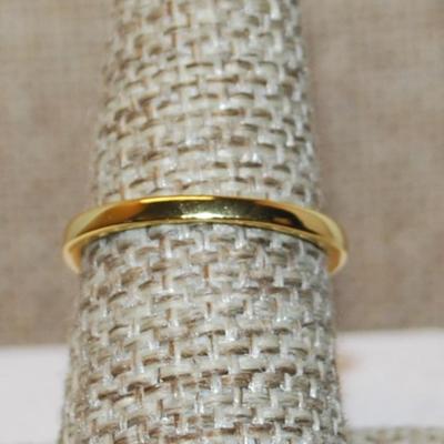 Size 8 Single Clear 6 Prong Marquise Cut Stone Ring on a Gold Tone Band (2.8g)