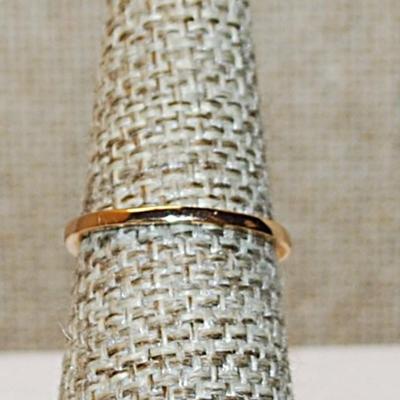 Size 8 Marked .925 Delicate LITE PINK Stones Ring with a "V" Bend on a Silver-Filled Gold Colored Band (1.2g)