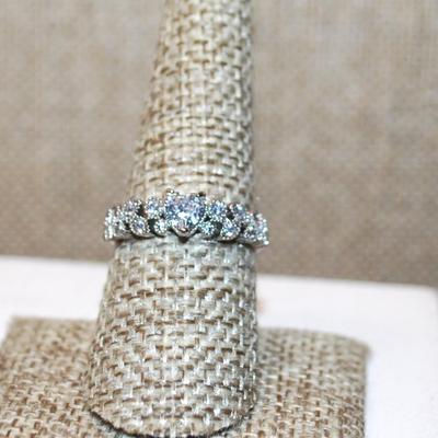Size 8¼ Clear HEART Stone Ring with Clear "Leaf" Side Accents on a Silver Tone Band (2.2g)