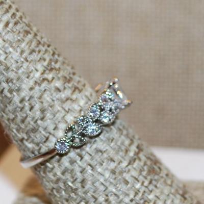 Size 8¼ Clear HEART Stone Ring with Clear "Leaf" Side Accents on a Silver Tone Band (2.2g)
