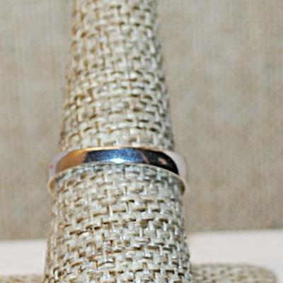 Size 8 Marked .925 All Silver BUTTERFLY Ring on a Silver Band (2.8g)