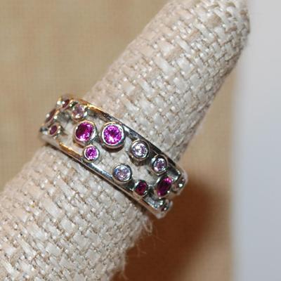 Size 8¼ Hollowed Infinity Style Setting with Violet Magenta & Clear Stone "Circles" on a Silver Tone Band (4.9g)