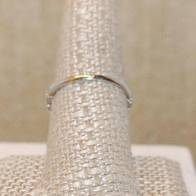 Size 8¼ Triple Deep Blue Round Stones Ring on a Silver Tone Band (3.9g)