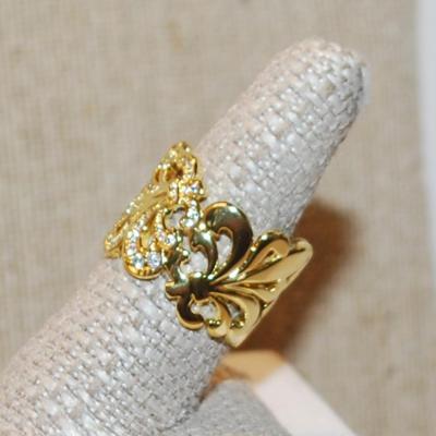 Size 8½ C-Party Type Ring with a "Fleur-de-Lis" Style Design on a Gold Tone Band (11.2g)