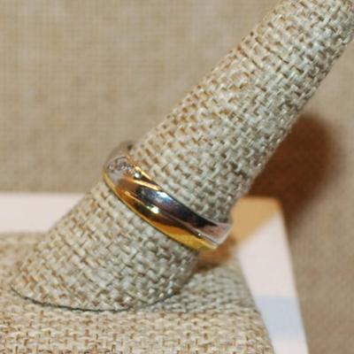 Size 8¾ Two Tone Ring with a 4 Stone Line Accent on a Silver Tone Band (4.8g)