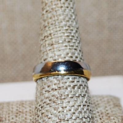 Size 8¾ Two Tone Ring with a 4 Stone Line Accent on a Silver Tone Band (4.8g)