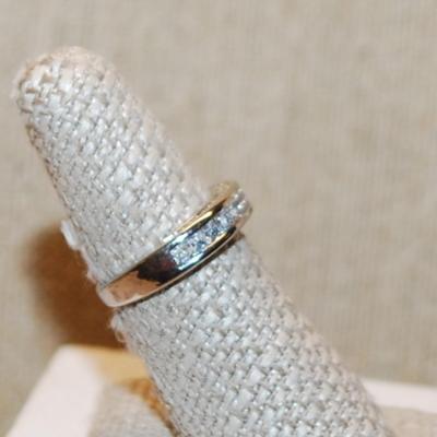Size 8¾ Engagement/Wedding Style Ring with Azure Cut Main Stone & Stone Side Accents on a Silver Tone Band (4.1g)