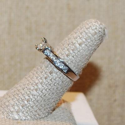 Size 8¾ Engagement/Wedding Style Ring with Azure Cut Main Stone & Stone Side Accents on a Silver Tone Band (4.1g)