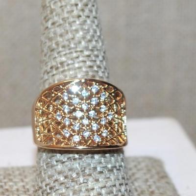 Size 9 Wire Grid of Clear Stones Ring on a Gold Tone Band (5.0g)