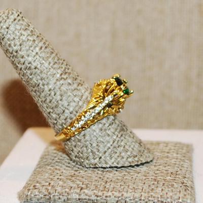 Size 9¼ Highrise 4 Prong Green Stone Ring Side Line Accent Stones on a Gold Tone Band (4.7g)