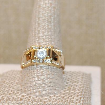 Size 11¼ Round Clear Stone with Line Accents Ring & Side Pyramid Sides on a Gold Tone Band (6.2g)