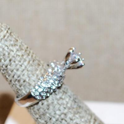 Size 6 Highrise Round Main Stone Ring with "Waves" of Accents Stones on a Silver Tone Band (4.1g)