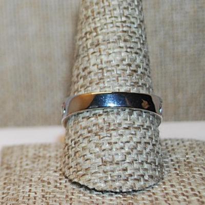 Size 9 Crowned "HEART in HANDS" Ring on a Silver Tone No-Stones Band (3.9g)