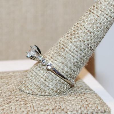 Size 12 Hi-Rise Single Clear 6 Prong Round Stone with 4 Round Side Accents on a Silver Tone Band (2.8g)