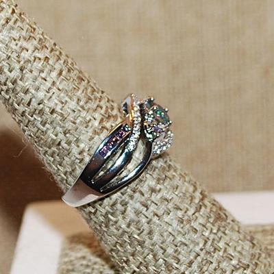 Size 7 ½ Iridescent Round Stone Ring with Swirl Accents on a Split Silver Tone Band (4.3g)