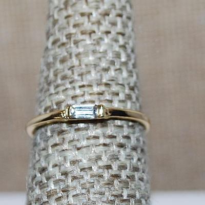 Size 9 Delicate Single Horizontal Clear Rectangle Stone on a Gold Tone Band (1.0g)