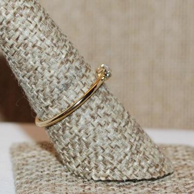 Size 9 Delicate Horizontal Clear Stone Ring & 2 Round Clear Side Stones on a Gold Tone Band (1.3g)