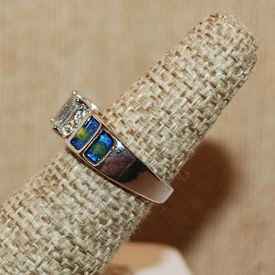 Size 6½ Clear Oval Center Stone & 4 Blue & Yellow "Panels" Ring with 8 Side Accent Stones on a Silver Tone Band (5.2g)
