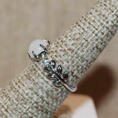 Size 7 Round Solid Opaque Opal-Style Ring with Side "Branch" Accents on a Silver Tone Band (2.2g)