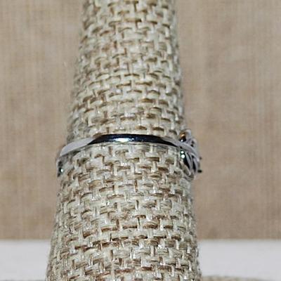 Size 7 Round Solid Opaque Opal-Style Ring with Side "Branch" Accents on a Silver Tone Band (2.2g)