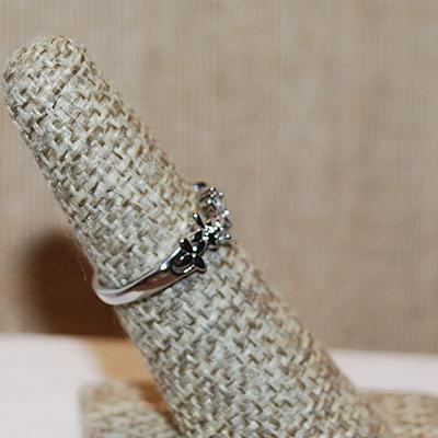 Size 10 Marked .925 Tiny Group of 4 Stones Ring on a Graphic Flowered Silver Band (2.3g)