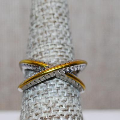 Size 7 Criss-Cross Silver Tone Band with Gold Colored Edging and Side Indents (4.5g)