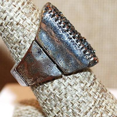 Size 7-9 VINTAGE EXPANDIBLE Ring with Charcoal Colored Chips on a Silver Tone Band (9.6g)