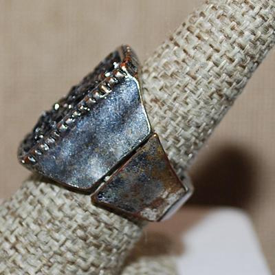 Size 7-9 VINTAGE EXPANDIBLE Ring with Charcoal Colored Chips on a Silver Tone Band (9.6g)