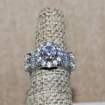 Size 6 Marked .925 Hi-Rise Round Clear Stone Ring on Circular Nest & Rows of Brilliant Stones Side Accents on a Silver Band (8.0g)
