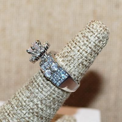 Size 6 Marked .925 Hi-Rise Round Clear Stone Ring on Circular Nest & Rows of Brilliant Stones Side Accents on a Silver Band (8.0g)