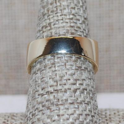 Size 7½ Brilliant Stones Party Ring on a Gold Tone Solid Band (8.7g)