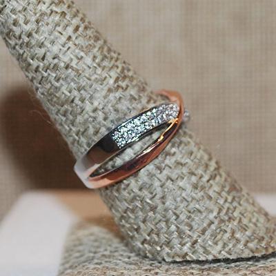 Size 8 Two Tone Rose Gold & Silver Tone Criss-Cross Ring on a Silver Tone Band (3.4g)