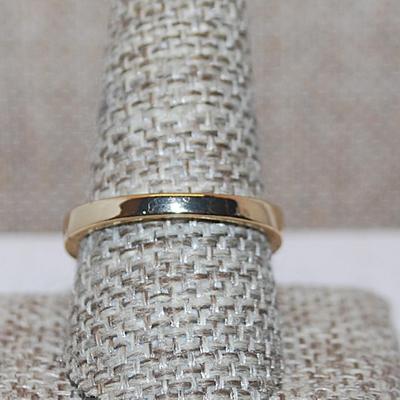 Size 10 Half Infinity Square Main Stone Ring with 12 Stone Side Accents on a Gold Tone Band (4.1g)