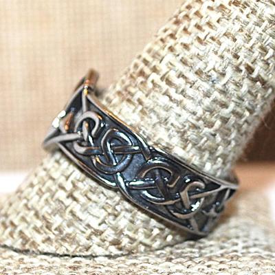 Size 11 Metal No-Stones "Interlocking STAR" Ring on a Solid Silver Tone Band (6.7g)