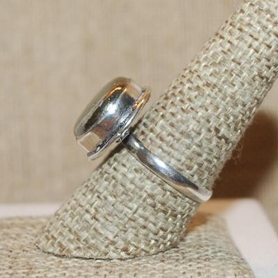 Size 9 Marked .925 Round Shaped GOLD PYRITE Gemstone Ring on a Silver-Plated Band (6.2g)