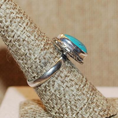 Size 7½ Marked .925 Oval Crackled Turquoise Gemstone Ring on a Silver-Plated Band (3.1g)