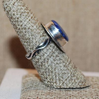 Size 7 BLUES & BROWN Colored Oval CABOCHON Gemstone Ring with a Flat Full Surround on a Silver Tone Band (6.1g)